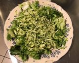 Une image de l'étape 2 de Salade composée « verte &blanche » frisée courgette concombre fenouil.