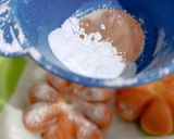 Foto langkah ke 9 dari resep Donat Bunga Empuk Tanpa Kentang.