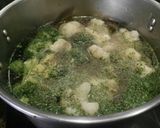 Foto del paso 1 de la receta: Brócoli y coliflor con bechamel, huevo y pavo