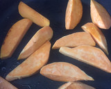 Foto del paso 2 de la receta: Ricos camotes o batatas dulces guisadas con pollo 😎