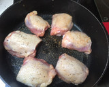 Foto del paso 2 de la receta: Contramuslos de Pollo con verdura, champiñones y manzana al horno
