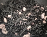 Foto del paso 2 de la receta: Spaghetti negro picante con chipirones y almejas