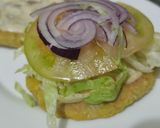Foto del paso 7 de la receta: Arepa🫓rellena🥯de berenjena🍆tatemada, cebolla🧅caramelizada y pollo🍗🥙🥗