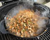 Une image de l'étape 6 de Nouilles de riz sautées aux légumes et tofu fumé.