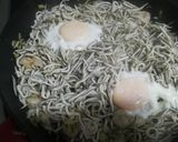 Foto del paso 4 de la receta Salteado de gulas con gambas y huevo cuajado