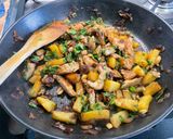 Une image de l'étape 14 de Poulet à l’ananas, oignon rouge, coriandre et cacahuètes.