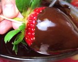 รูปขั้นตอนการทำที่ 4 ของ สตอเบอรี่เคลือบช็อกโกแลต Chocolate Covered STRAWBERRY