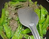 A picture of step 2 of Snow Peas Stir Fry.