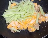 รูปขั้นตอนการทำที่ 4 ของ แตงกวาผัดไข่