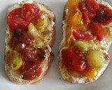 Foto del paso 5 de la receta: Tostadas de queso, cherry caramelizados y anchoa