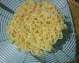 Foto langkah ke 2 dari resep Mie goreng telur dadar orak arik.