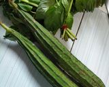 Foto langkah ke 2 dari resep Sayur bening daun kelor oyong super simpel.