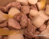 A picture of step 6 of Braised Pork with Daikon Radish.