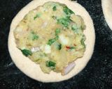 A picture of step 3 of Aloo paratha.
