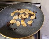 Foto del paso 4 de la receta: Sopa de champiñones, hongos de pino y huevo poché