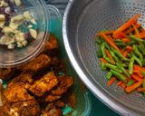 Foto langkah ke 1 dari resep Oseng Sayur Tabur Ayam Suwir.