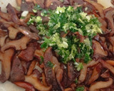 Foto del paso 2 de la receta: Níscalos con cebolla caramelizada y queso de cabra