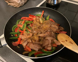 Foto del paso 5 de la receta: Tostas con pollo, cebolla y pimientos