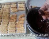 Foto langkah ke 5 dari resep Kue semprit lapis coklat.