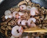 Foto del paso 2 de la receta Revuelto de champiñón y gambas