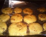 Foto del paso 4 de la receta: Galletas con trocitos de chocolate bañadas en choco de dulce de leche y caramelo ;D