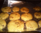 Foto del paso 4 de la receta: Galletas con trocitos de chocolate bañadas en choco de dulce de leche y caramelo ;D