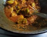 A picture of step 2 of Pointed gourd and paneer curry.