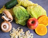 Une image de l'étape 1 de Salade de chou frisé cru, champignons de Paris, courgette, pomme.