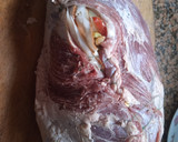 Foto del paso 4 de la receta: Colita rellena con panceta, queso, morrón, aceitunas y huevo