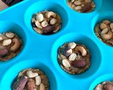 Une image de l'étape 4 de Snack proteiné et gourmand au beurre de cacahuètes, chocolat, flocons d’avoine et fruits secs.