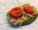 Foto del paso 2 de la receta Tostada de aguacate y atún para desayunos de domingo 🥑 🍅 🐟