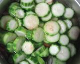 Foto langkah ke 4 dari resep Sayur Bening Wortel dan Gambas.