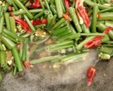Foto langkah ke 6 dari resep Oseng Bunga Bawang Ikan Asin.