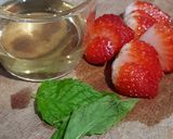 Foto langkah ke 1 dari resep Strawberry Mint Soda.
