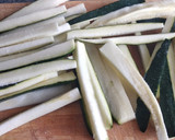 Foto del paso 1 de la receta: Palitos de calabacín en tempura a la miel