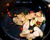 รูปขั้นตอนการทำที่ 3 ของ แหนมไก่ผัดใบกะเพราราดหน้าข้าว