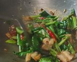 รูปขั้นตอนการทำที่ 5 ของ คะน้าหมูกรอบ
