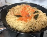 Foto del paso 5 de la receta Tallarines con salmón y cherrys en salsa de salvia con mantequilla