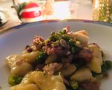 Foto del passaggio 3 della ricetta Gnocchi salsiccia, piselli e pistacchio
