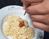 รูปขั้นตอนการทำที่ 2 ของ ยำบะหมี่ปลากระป๋องไข่ลวกยางมะตูม