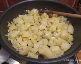 Reggeli - hagymás krumpli tojással recept fázis 2 fotója