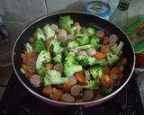 Foto langkah ke 9 dari resep Tumis Brokoli Wortel Sosis Lada Hitam.
