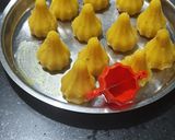 કોકોનટ કેસર મોદક (Coconut Kesar Modak Recipe In Gujarati) રેસીપી સ્ટેપ8ફોટો