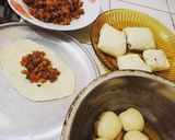 Foto langkah ke 9 dari resep Martabak Kari Kentang Kornet.