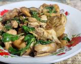 รูปขั้นตอนการทำที่ 10 ของ ผัดกะเพราเห็ดฟาง (สูตรมั่ว ๆ)