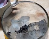 Foto langkah ke 3 dari resep 72. Judul :Es susu kurma selasih.
