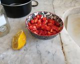 Foto del passaggio 4 della ricetta Crostatine di frolla con crema pasticcera e fragole al limone