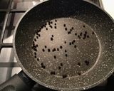 Foto del passaggio 1 della ricetta Vellutata di zucca all'arancia e zenzero, con pinoli tostati e pepe tostato e pestato