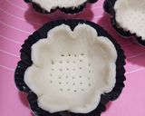 Foto langkah ke 2 dari resep Puff Pastry Flower With Strawberry & Cheese.