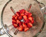 Foto langkah ke 1 dari resep Strawberry Milk.